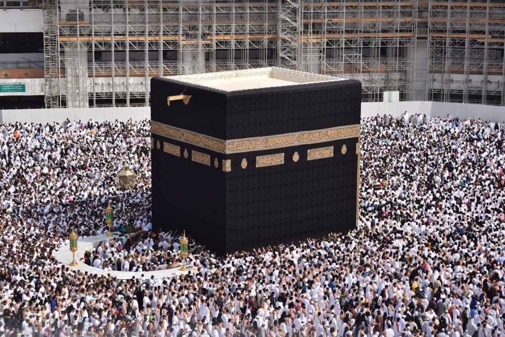 تيشيرت بتصميم هلال رمضاني أنيق