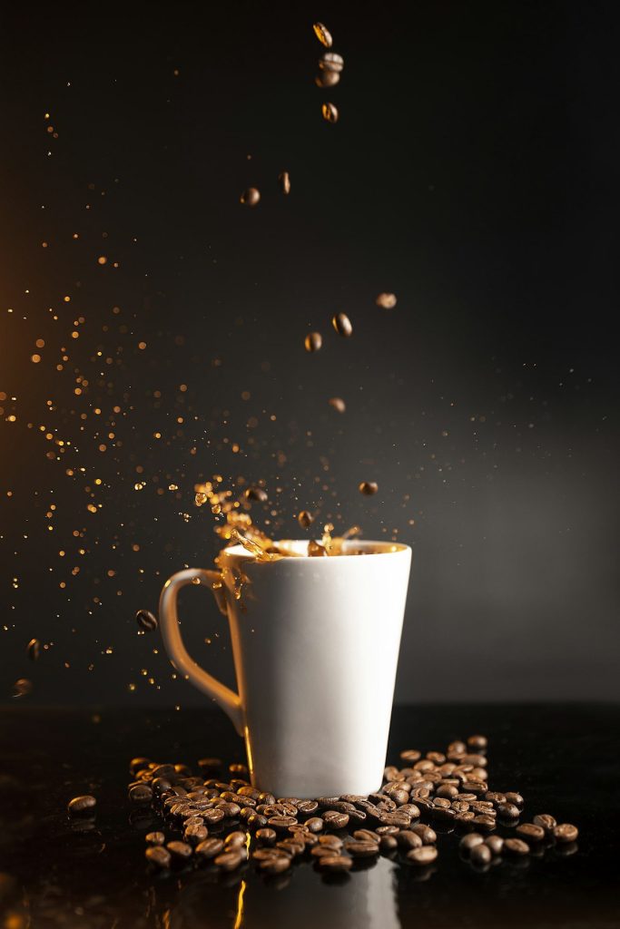 مج بتصميم قطة كرتونية ملتفة حوله