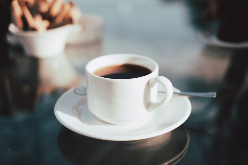 مج أبيض برسمة لاين آرت لفنجان قهوة
